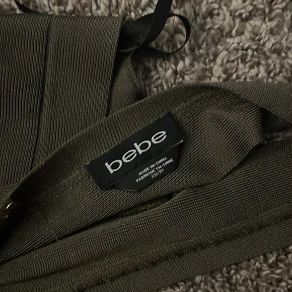 Lovely vintage green dress that hugs every curve, very stretchy and comfortable - Picture 3 of 3